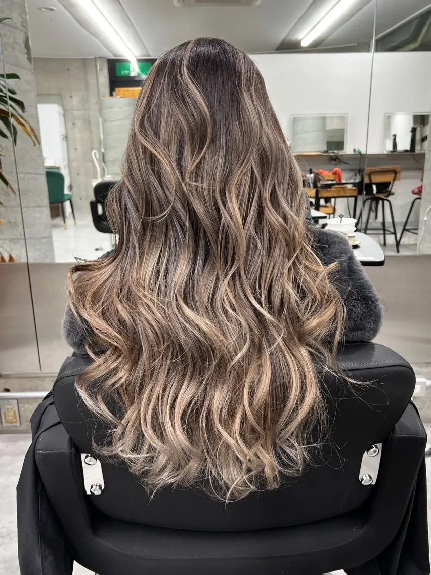 ロング カラー バレイヤージュ ブリーチ ケアブリーチ ハイトーンカラー レイヤーカット welring hair salonのヘアスタイル