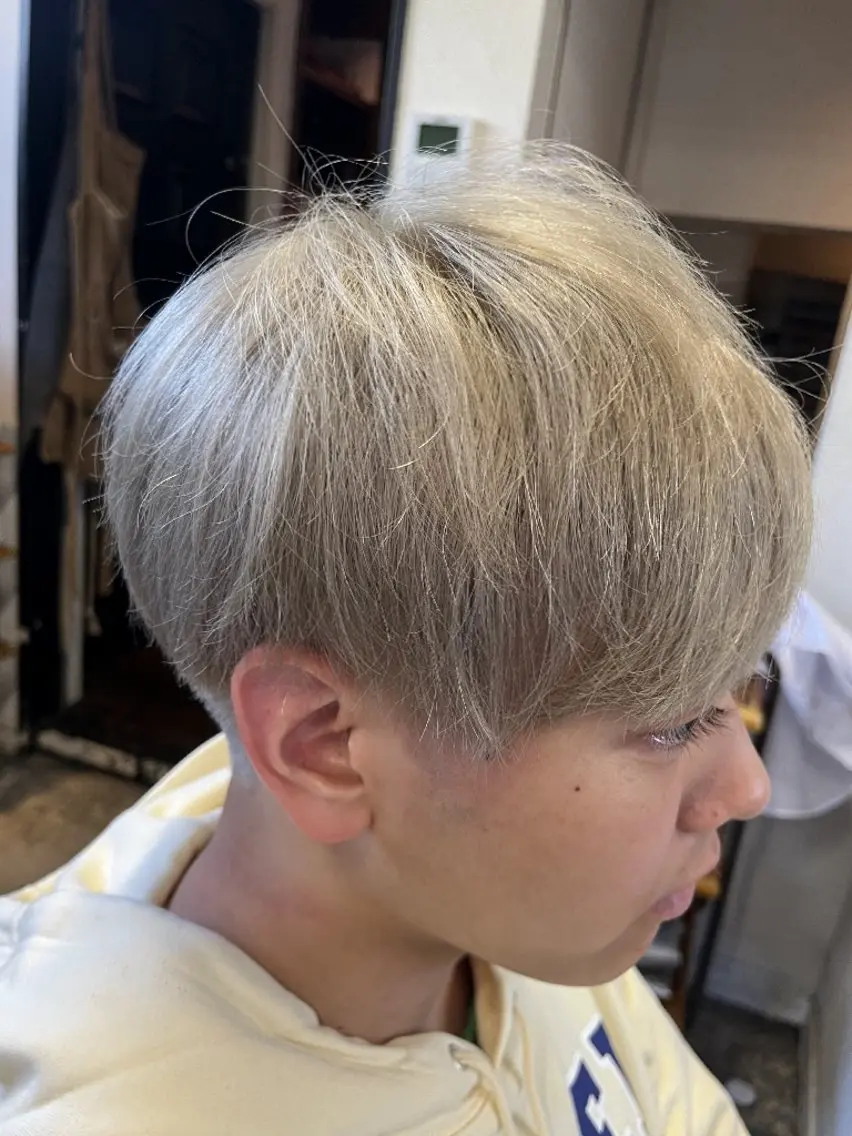 ミディアム メンズ カラー メンズブリーチ メンズハイトーン ベージュカラー ブリーチ ハイトーンカラー カット ヘアカラー トリートメント 怪我の為1ヶ月程 お休みします🙇のヘアスタイル