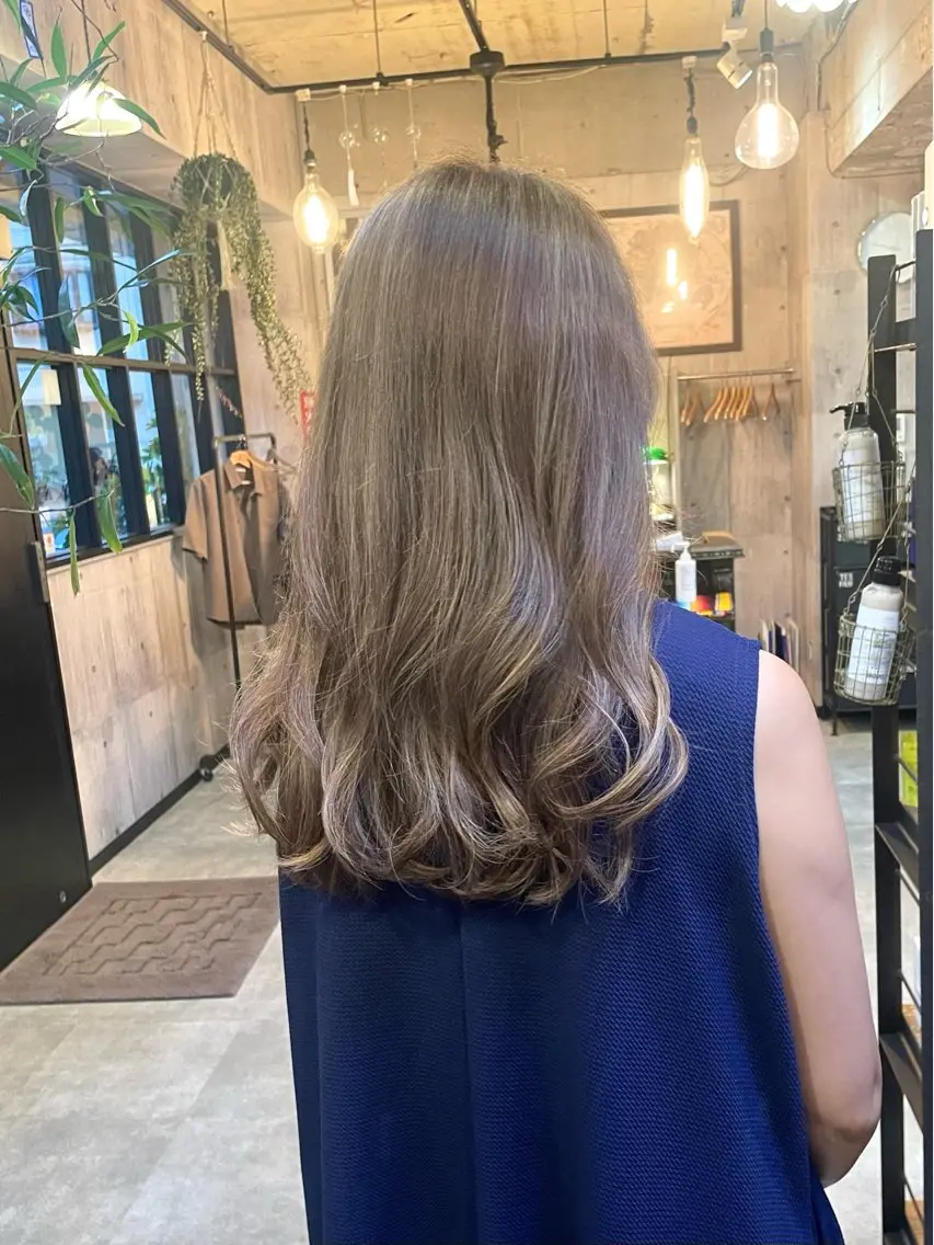 ロング カラー ブリーチ グレージュ ハイライトカラー ハイライト カット ヘアカラー トリートメント 竹内 春奈のヘアスタイル