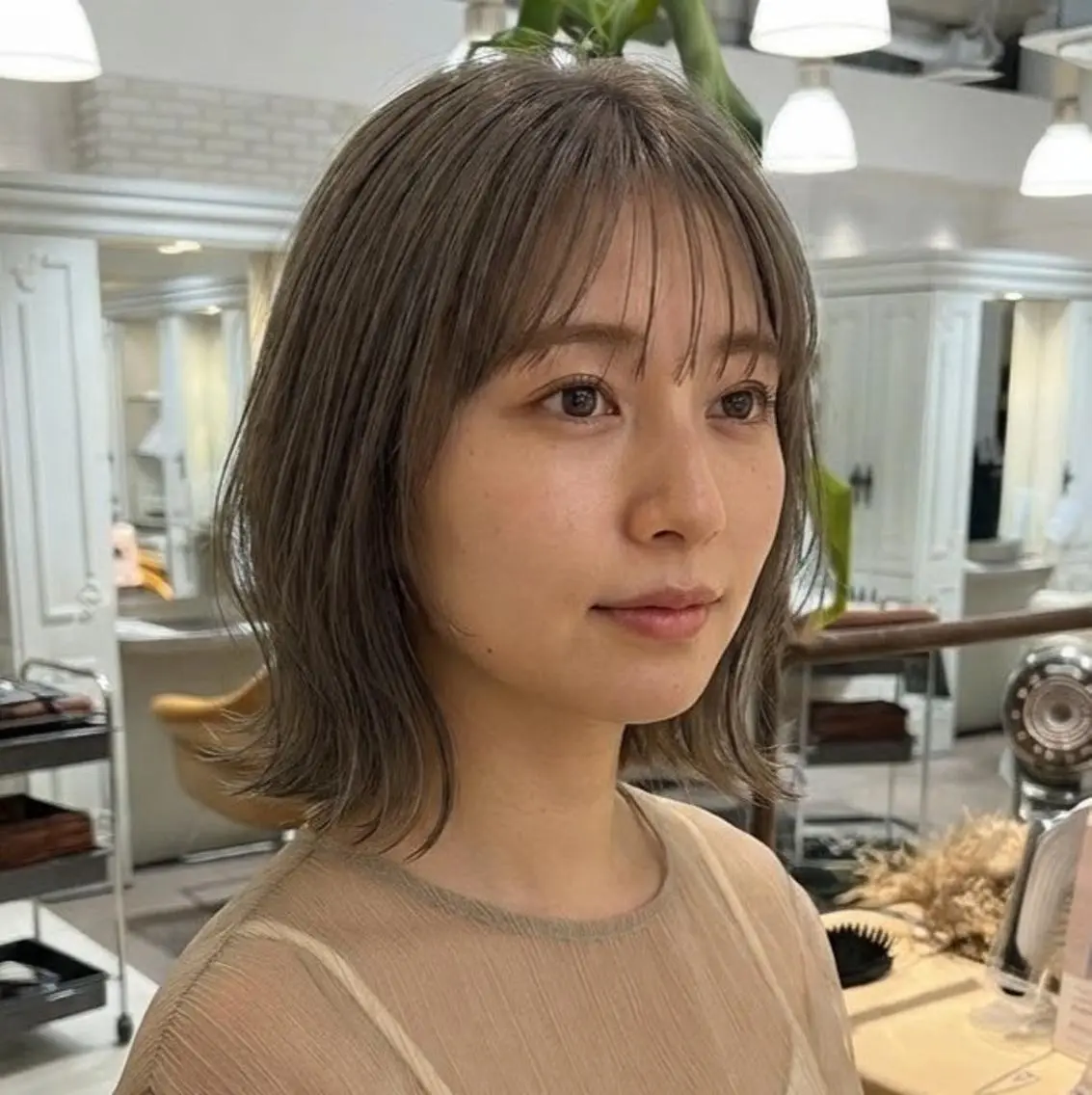 ミディアム カラー 顔まわりレイヤー 伸ばしかけ レイヤーカット 外ハネヘア obje't cielのヘアスタイル