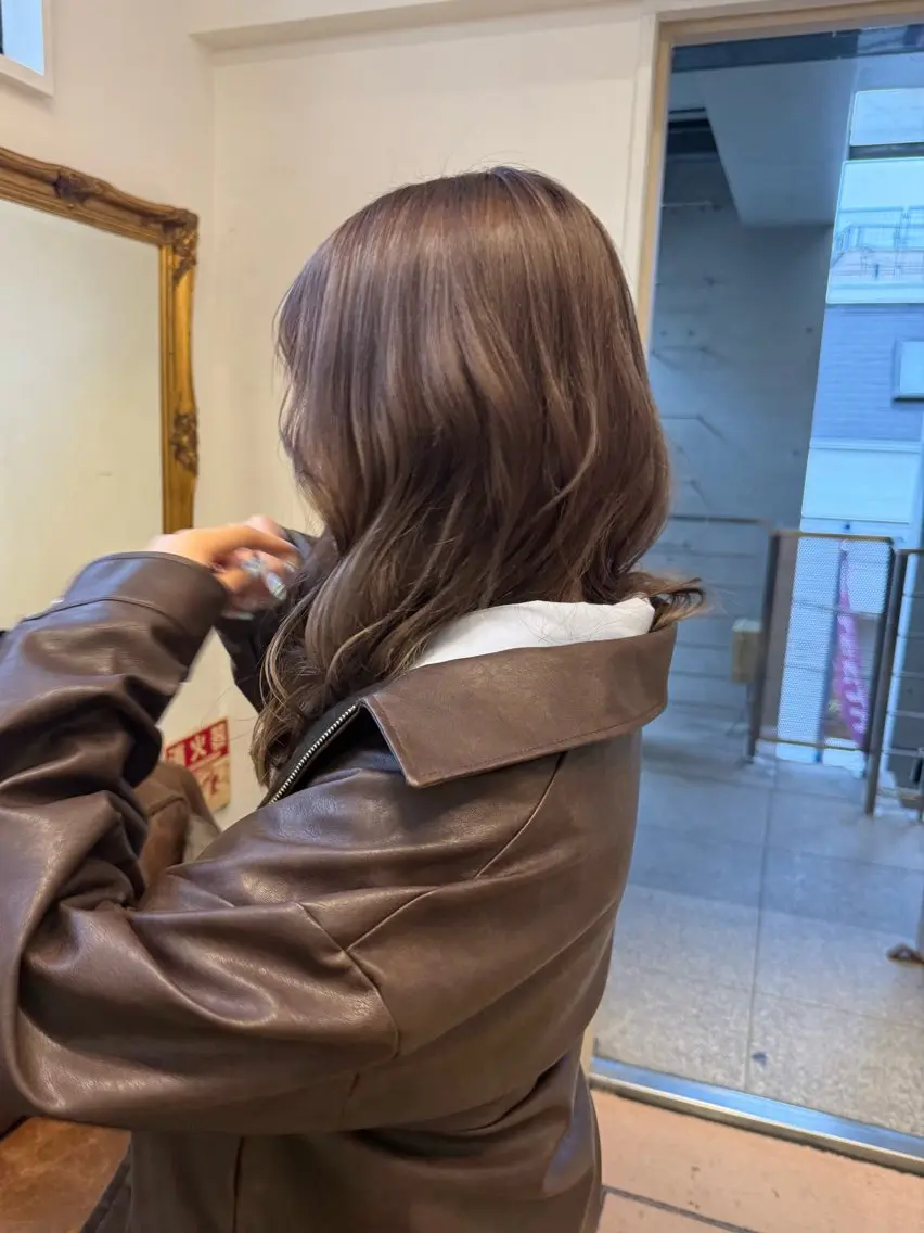 セミロング カラー ミルクティー× グレージュMOMOのヘアスタイル