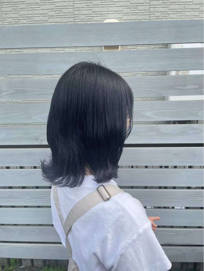 ミディアム カラー momb 折戸結菜のヘアスタイル
