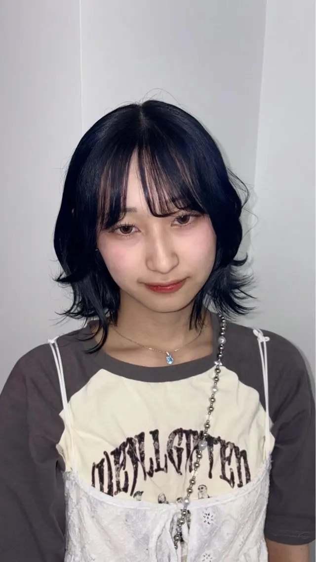 セミロング カラー 黒髪 ブルーカラー ブルーブラック グレージュ シルバー ヘアカラー トリートメント 【sica】 チナのヘアスタイル