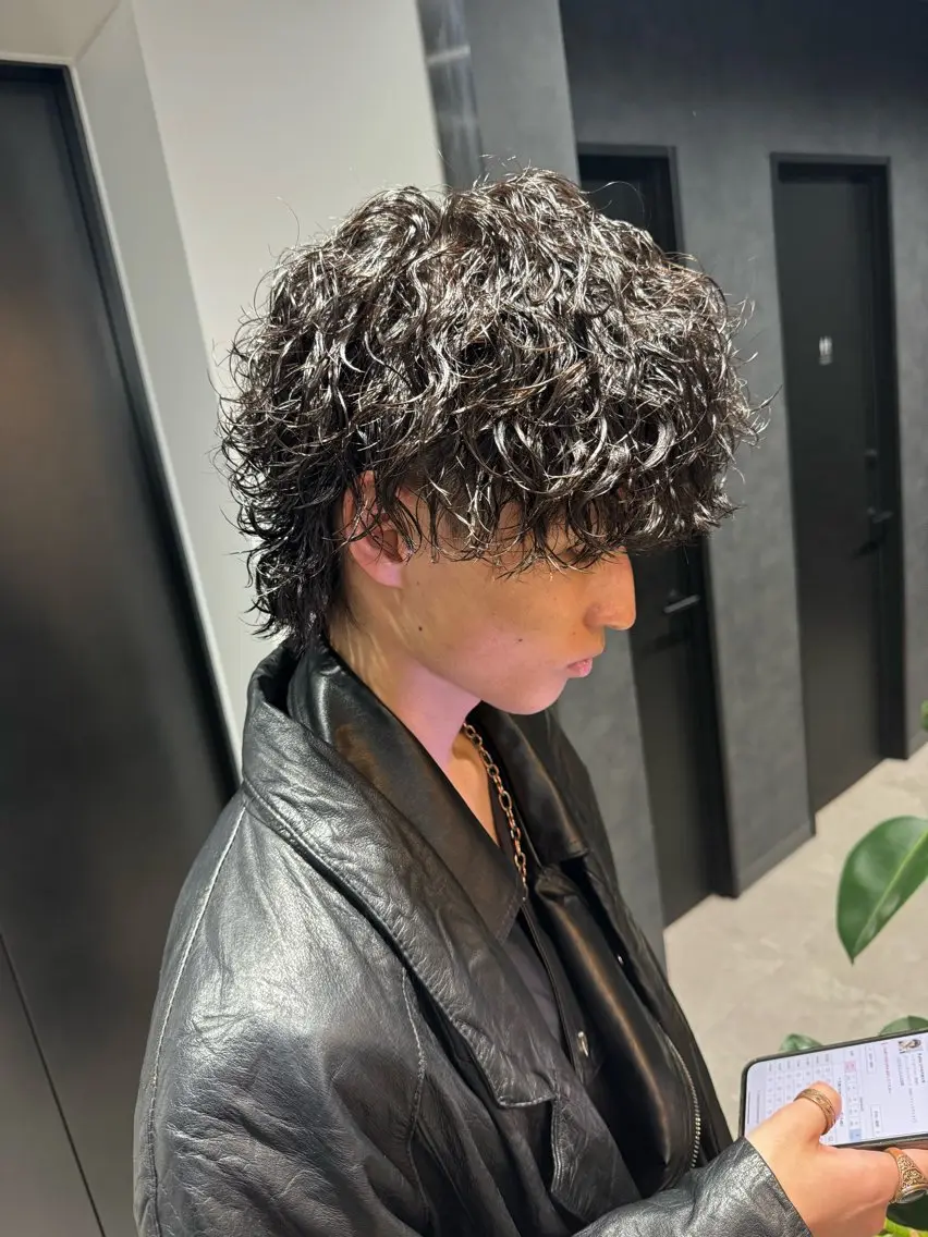 ショート カラー パーマ ヘアアレンジ メンズ メンズブリーチ センターパート メンズハイライト メンズハイトーン マッシュ スパイキー/フェザー /波巻き/かいとのヘアスタイル