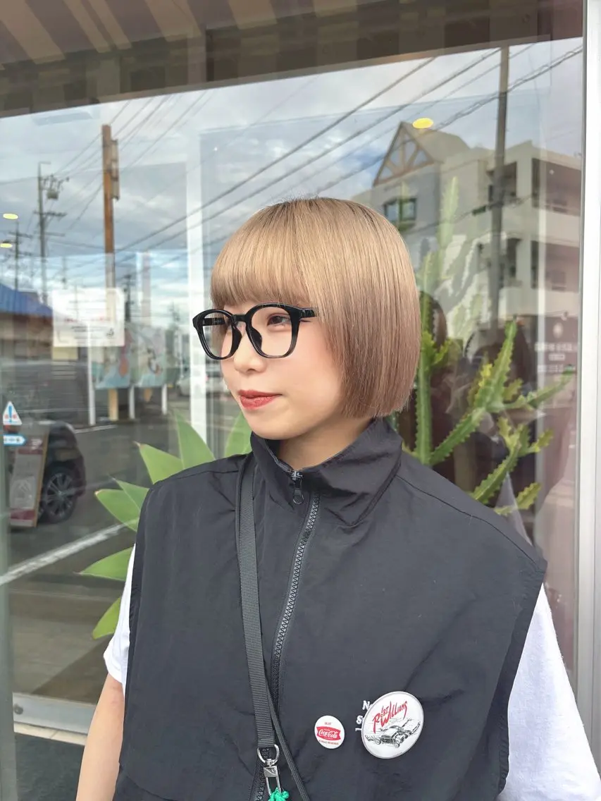 ショート カラー 切りっぱなしボブ ベージュカラー ブリーチ デザインカラー ボブ 似合わせレイヤー/ Wカラー🧸こころのヘアスタイル