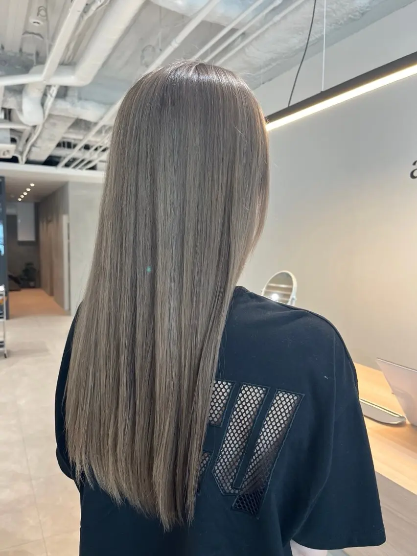 カラー シルバー 吉田 美咲のヘアスタイル