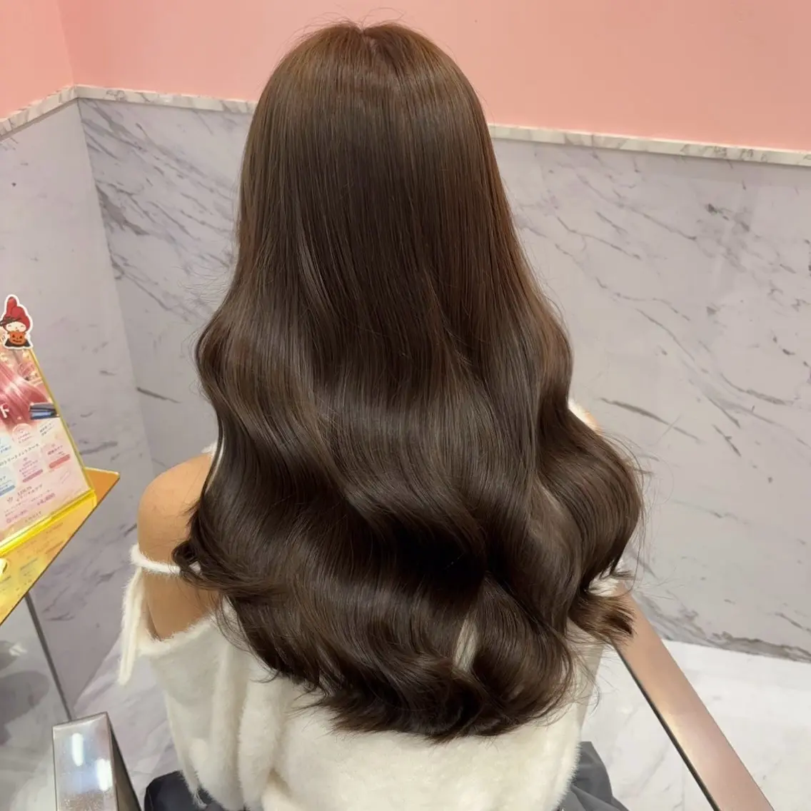 ロング カット ヘアカラー LOUIS しおりのヘアスタイル