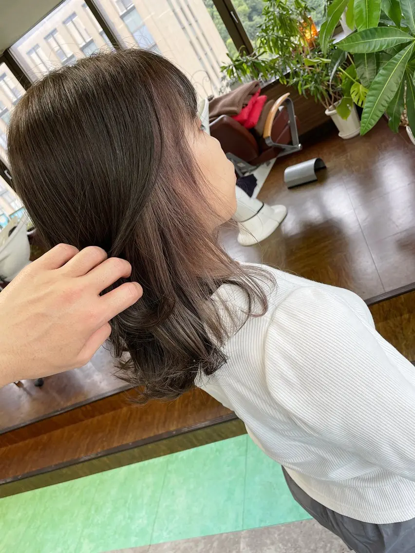 ミディアム カラー グレージュ 外ハネヘア ヘアカラー 土居 正季のヘアスタイル
