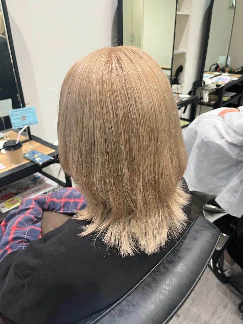 ミディアム カラー ヘアアレンジ ブロンド ハイトーンカラー ヘアカラー トリートメント cocotte 💟草間紫音💟のヘアスタイル