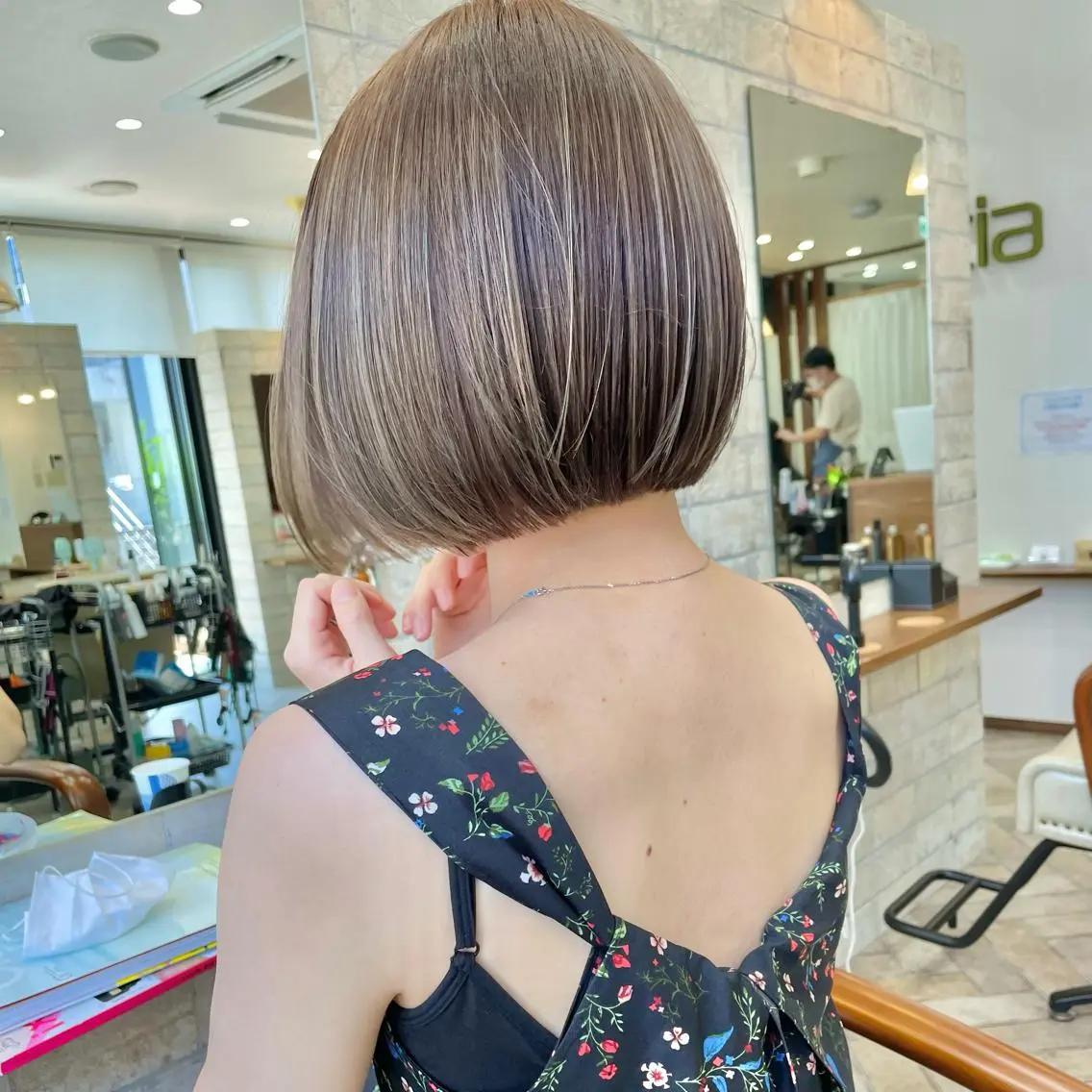 ショート カラー 切りっぱなしボブ 前下がりボブ ハンサムショート ボブ 斜めバング 髪質改善 中川 翔のヘアスタイル