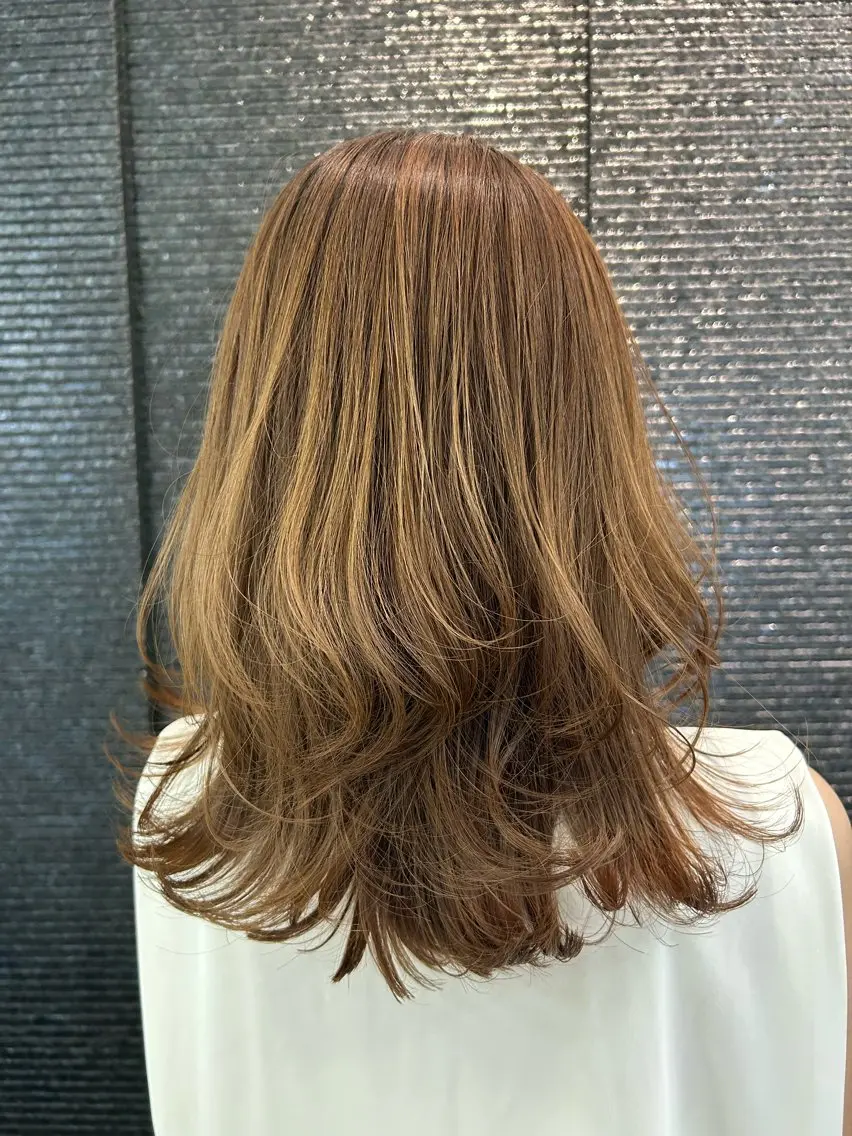 セミロング カラー ベージュカラー ブラウンカラー 對馬 光梨のヘアスタイル