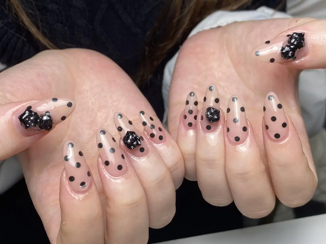 ネイル チークネイル フレンチネイル ジェルネイル ガーリー キラキラネイル ハンドネイル UM Nail Salonのネイルデザイン