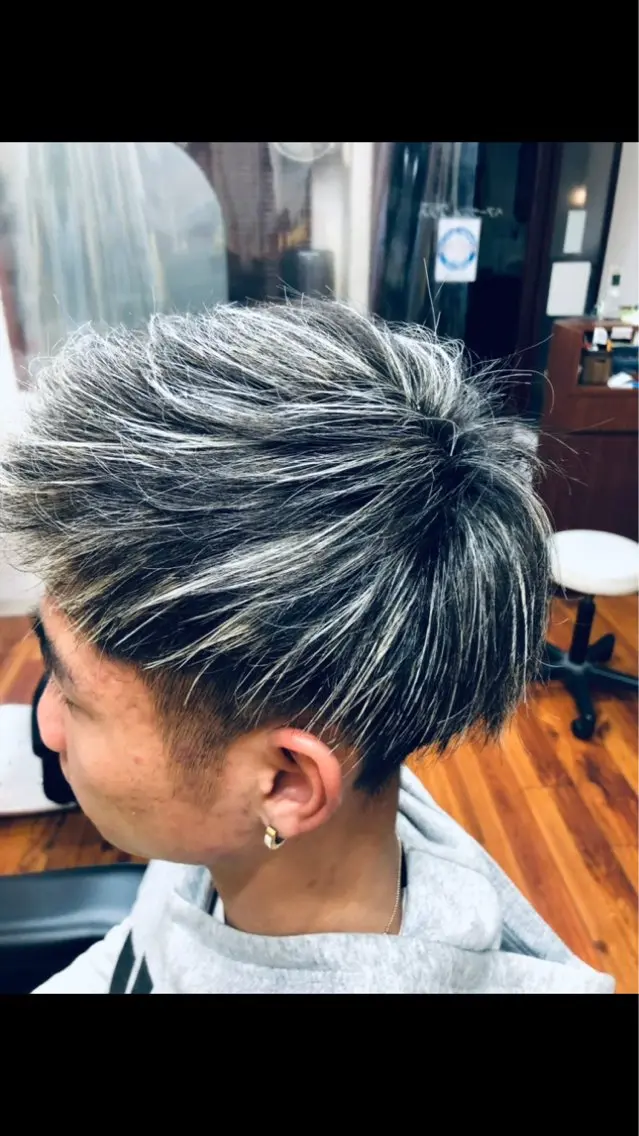 ホワイトメッシュ(カット顔剃り込)の写真