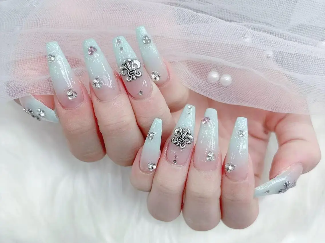 ネイル 長さ出し キラキラネイル 韓国ネイル ロングネイル マグネットネイル ハンドネイル ハンドケア Akira✨ nailのネイルデザイン