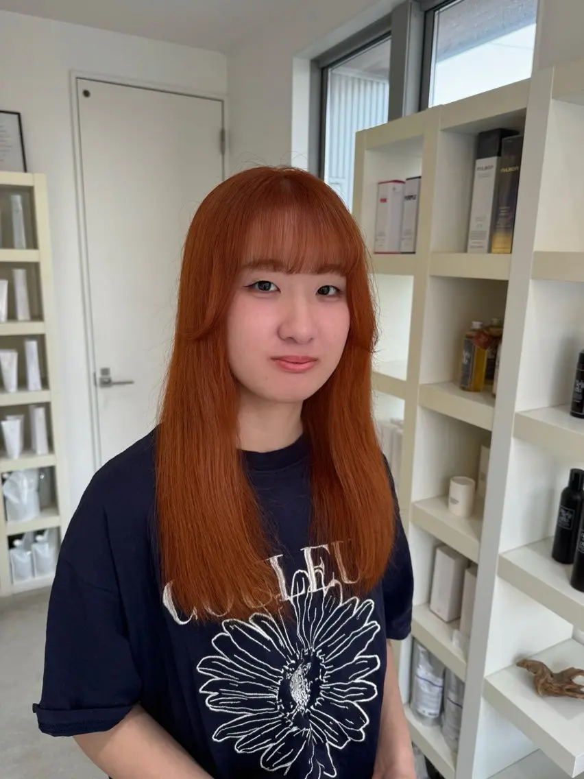 セミロング カラー ブリーチ オレンジ 縮毛矯正 堀越 美羽のヘアスタイル