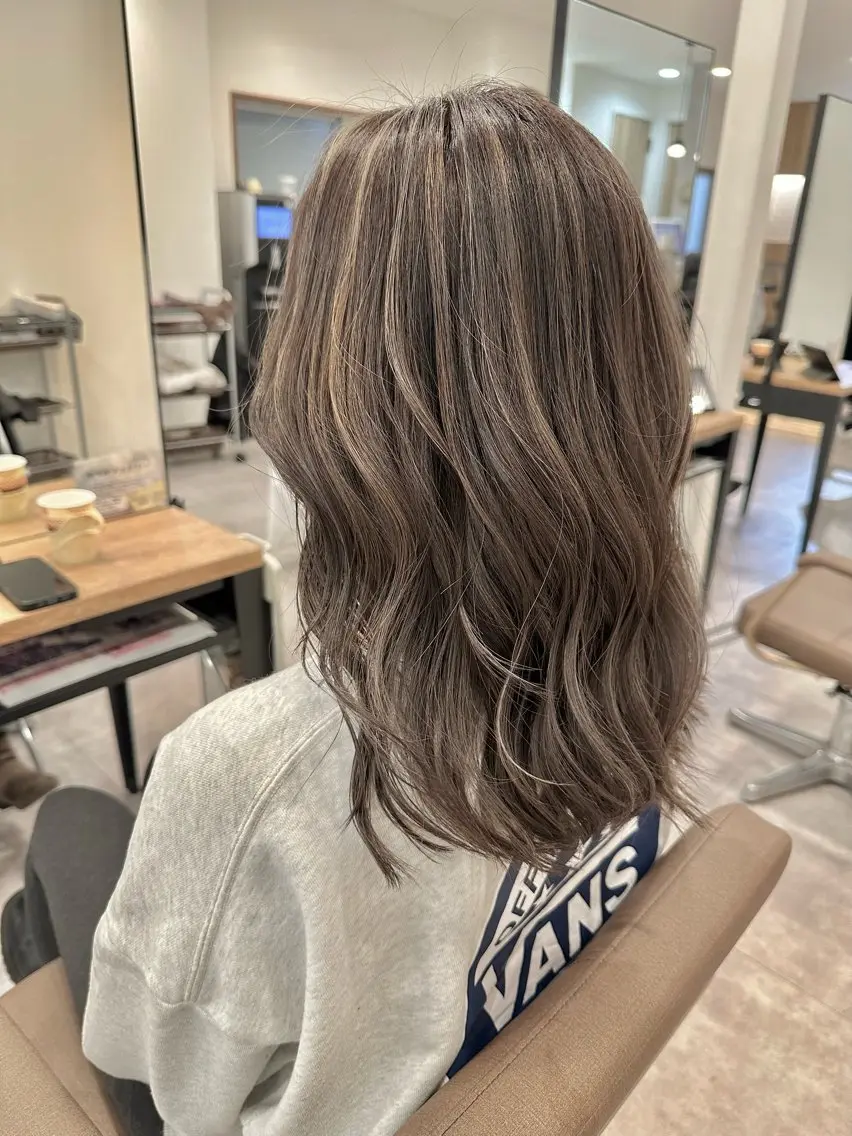 セミロング カラー カット ヘアカラー 白髪ぼかしハイライト レイヤー川口 元気のヘアスタイル