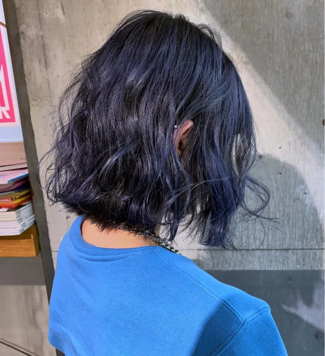 ミディアム カラー ブリーチ ブルーカラー ネイビーカラー レイヤーカット🪽 カネコミユのヘアスタイル