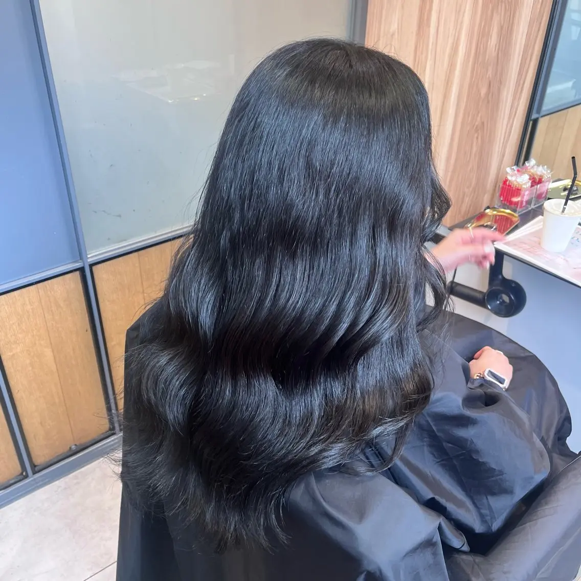 ロング カラー 黒髪 ブルーカラー ブルーブラック 透明感カラー ヘアカラー トリートメント ioe 三宮 / 羽海のヘアスタイル