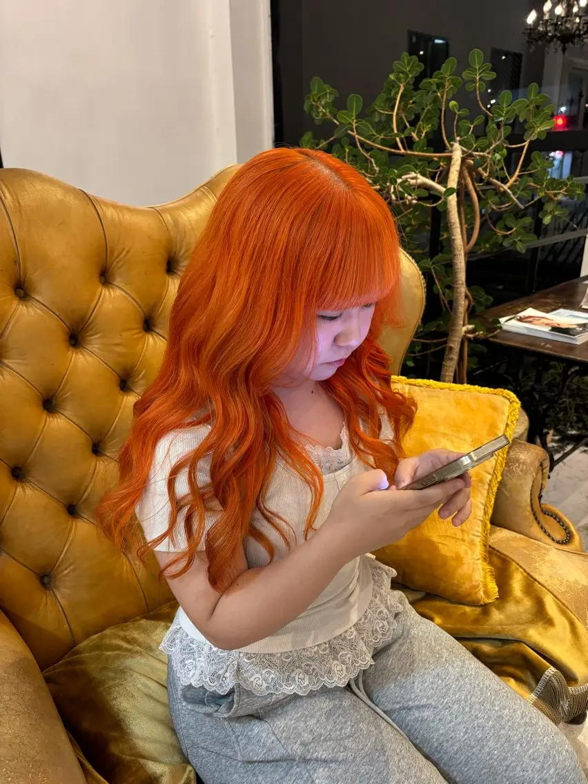 カラー ブリーチ ヘアカラー 伊藤 詩のヘアスタイル