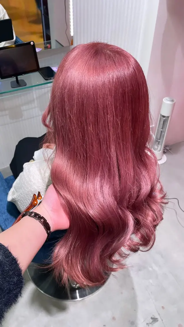 ロング カラー ブリーチ ピンクカラー Mii. 内田萌々のヘアスタイル
