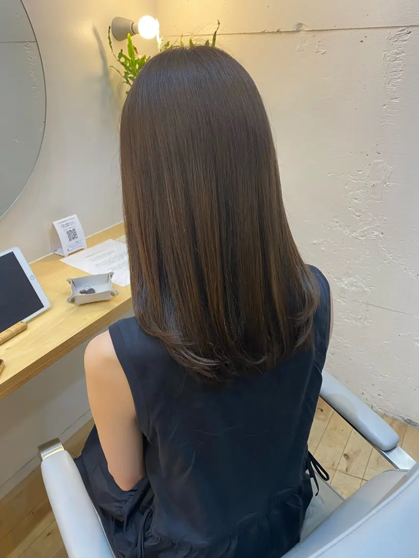 ロング アッシュ カット ヘアカラー 艶カラー／ストレート かとうゆうき🍯のヘアスタイル