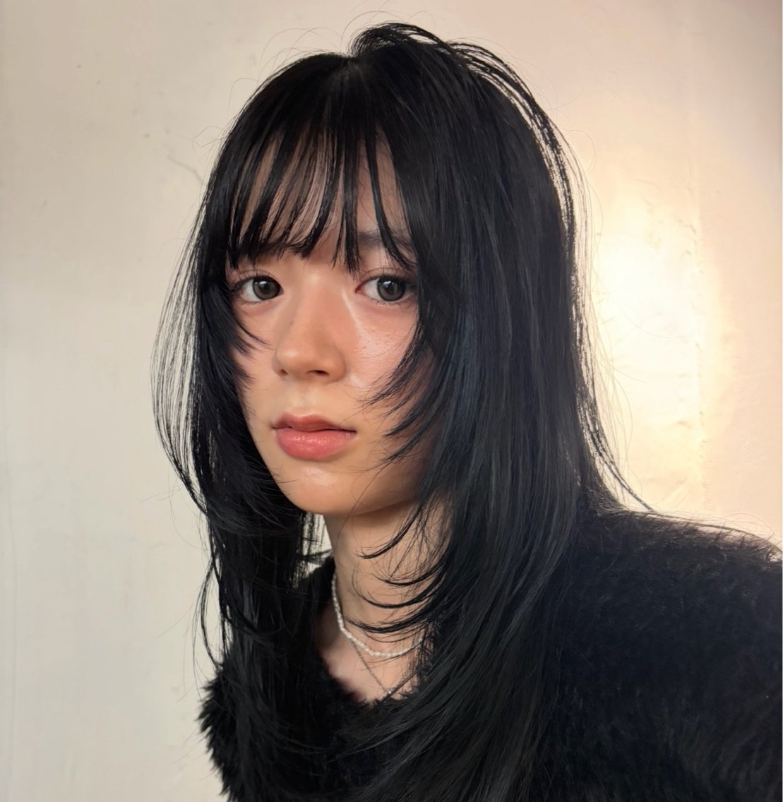 ロング カラー 黒髪 ブルーカラー ブルーブラック ハッシュカット カット ヘアカラー レイヤー/ベージュ/ Yurika🐝🤎のヘアスタイル