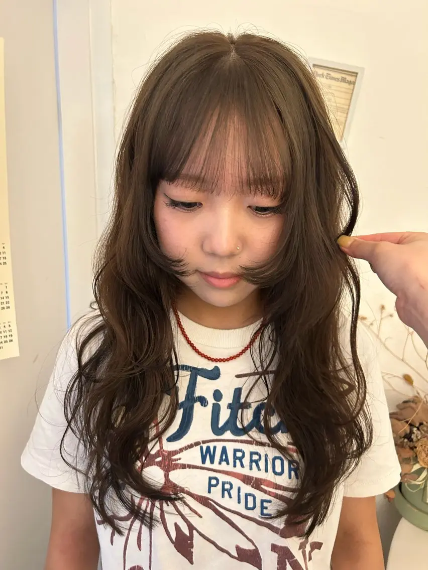 ロング カラー ブリーチ ブラウンカラー ブリーチなしカラー オリーブブラウン カット ヘアカラー maho/垢抜け パーマカラーのヘアスタイル