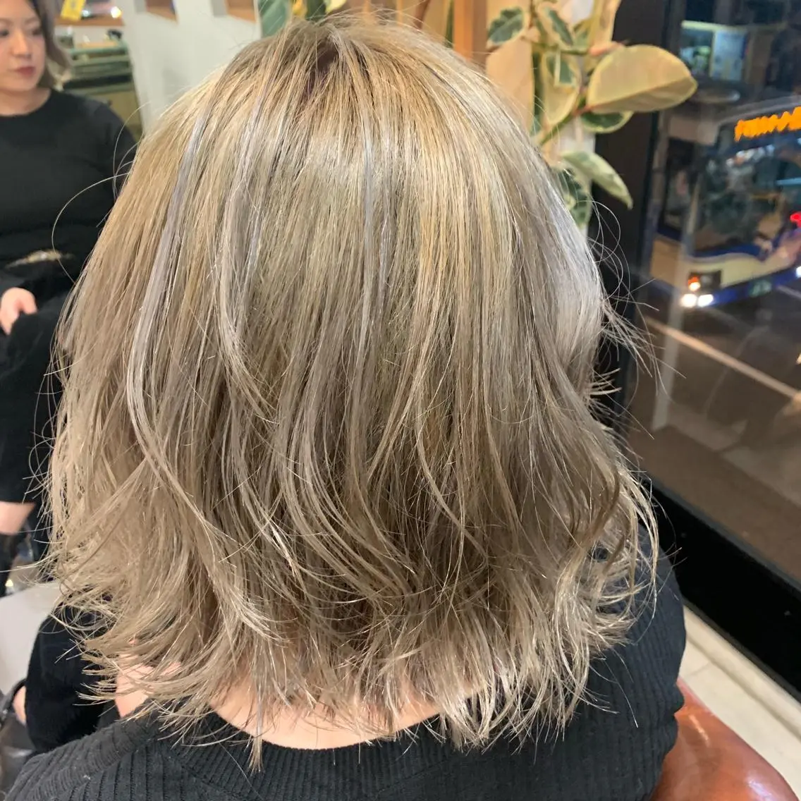 ショート カラー ブリーチ 吉田 茉生のヘアスタイル