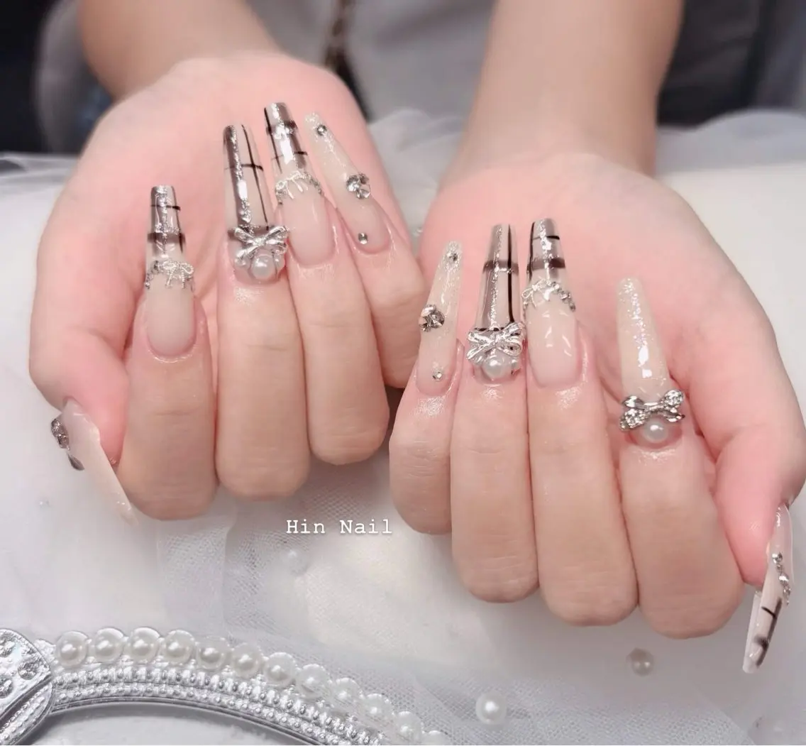 ネイル チークネイル ドット フットネイル フレンチネイル グラデーション ハンドネイル HIN NAILのネイルデザイン