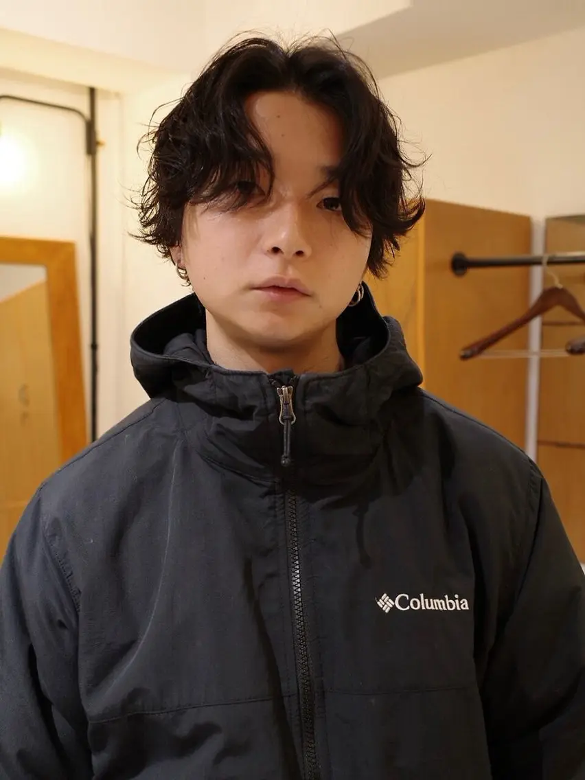 パーマ メンズ メンズブリーチ センターパート メンズハイトーン カルマパーマ メンズ韓国風 カット パーマ 似合わせメンズカット ブリーチ/ウルフ/栄のヘアスタイル