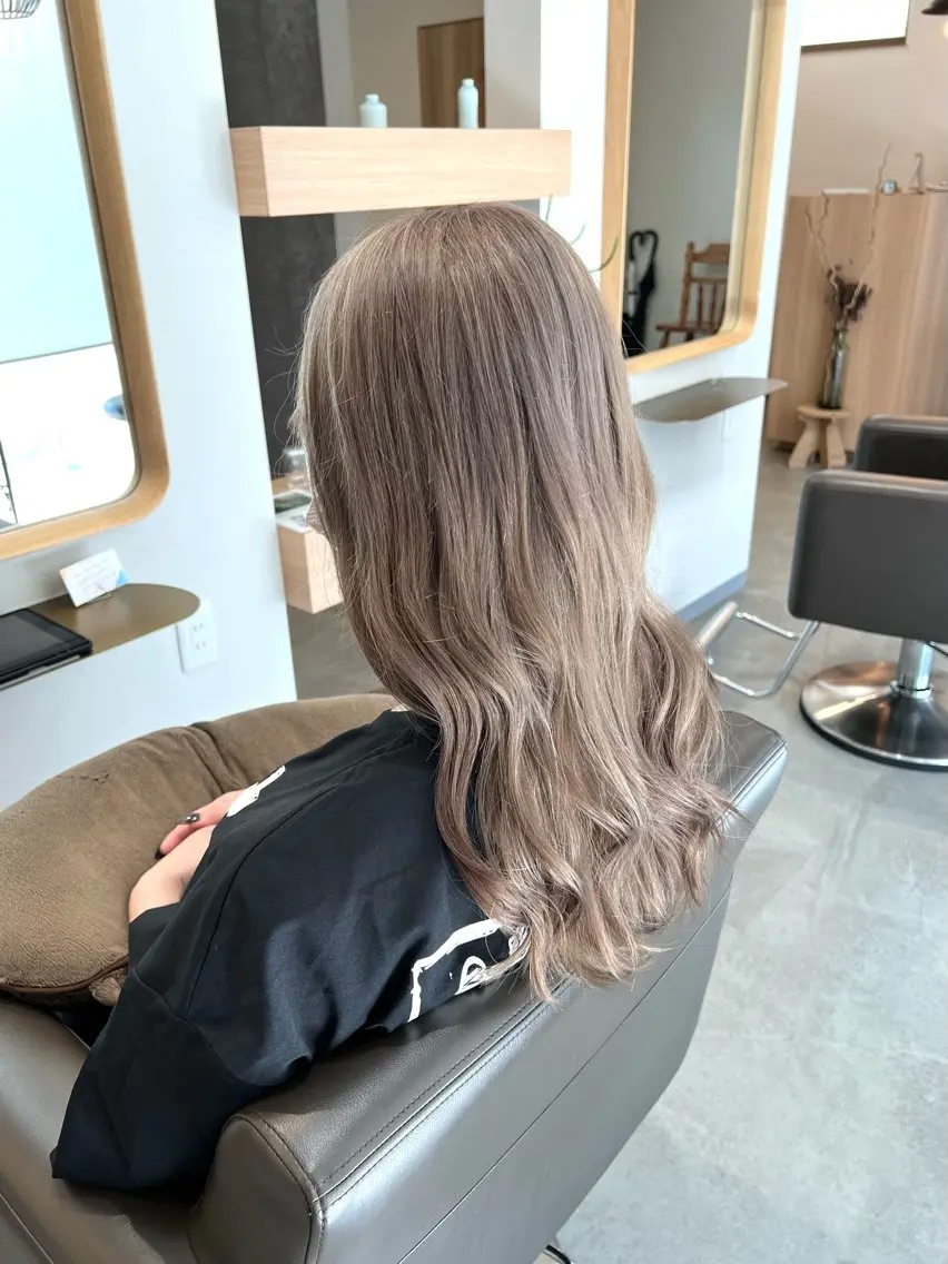 セミロング カラー ベージュカラー ミルクティーベージュ ヘアカラー 今田 飛奈のヘアスタイル