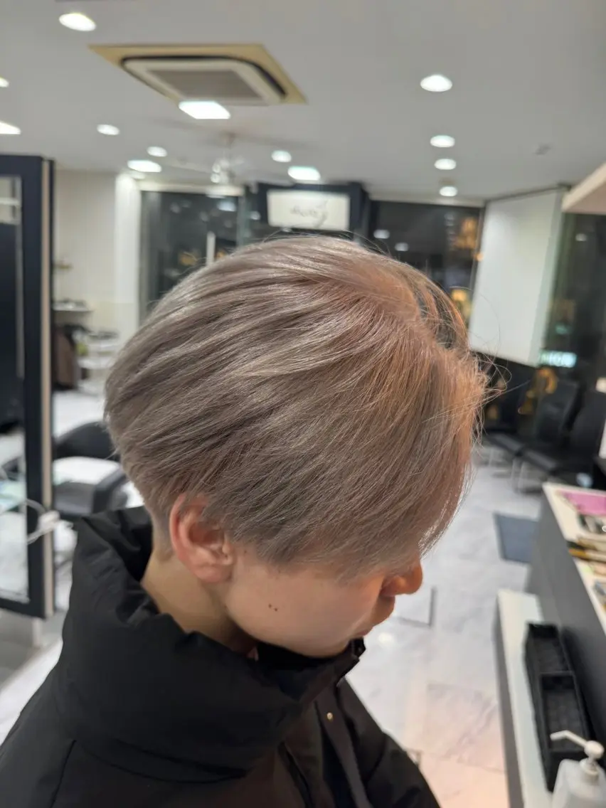 ショート カラー メンズ メンズブリーチ センターパート メンズハイライト メンズハイトーン メンズインナーカラー ヘアカラー トリートメント 目黒 碧人のヘアスタイル
