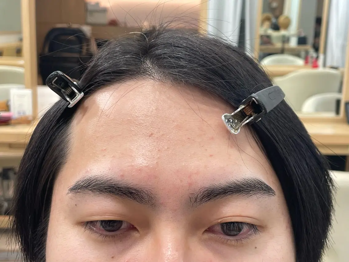 眉カットの写真