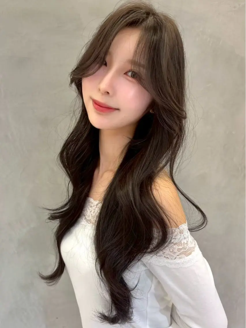 セミロング くびれヘア 韓国風ヘア レイヤーカット 小顔カット カット ヘアカラー トリートメント 小顔レイヤー/顔周り 艶髪カラー/金山のヘアスタイル