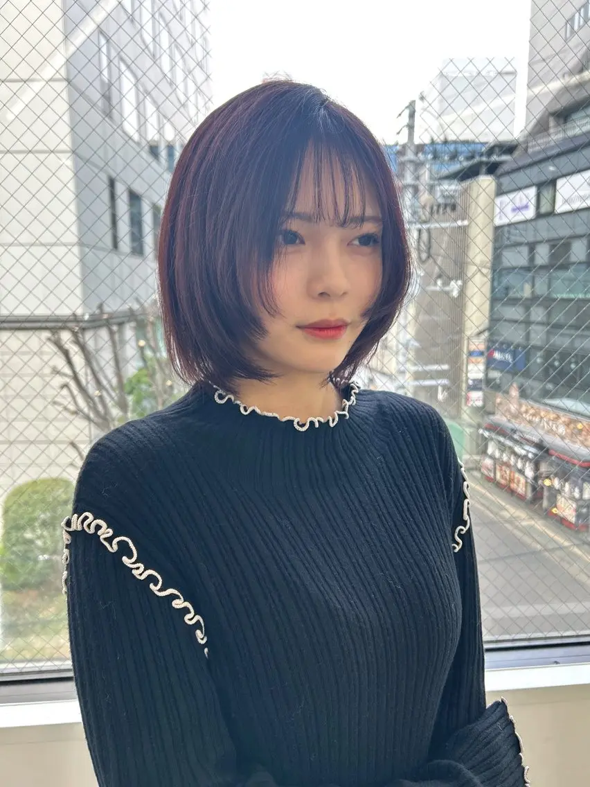 ミディアム カラー 縮毛ブリーチ／黒染め 複雑履歴／ホワイトのヘアスタイル