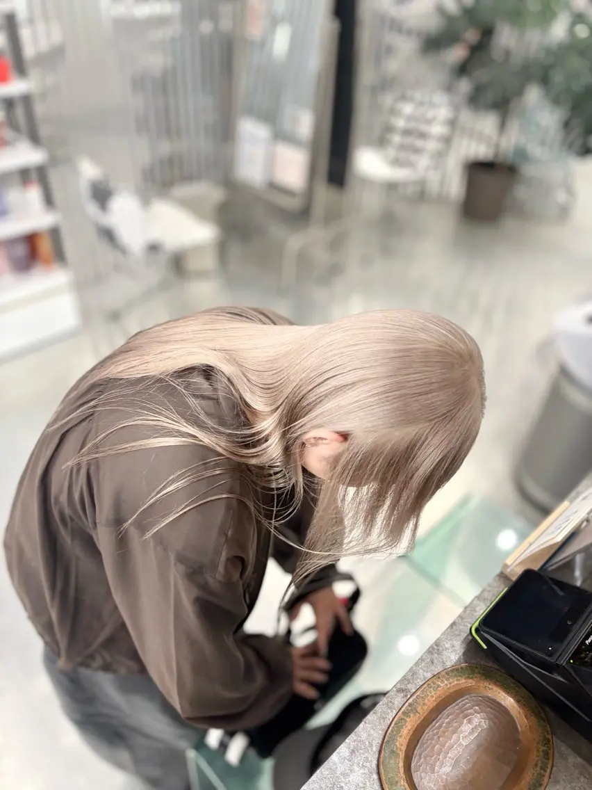 ロング カラー ベージュカラー ホワイトベージュ カット ヘアカラー トリートメント ブリーチ特化 / share 元太のヘアスタイル
