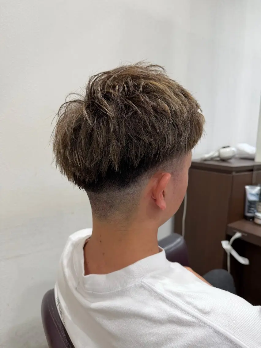 カラー メンズ フェードカット メンズハイライト 刈り上げ ハイライトカラー ヘアカラー 仲井 充のヘアスタイル