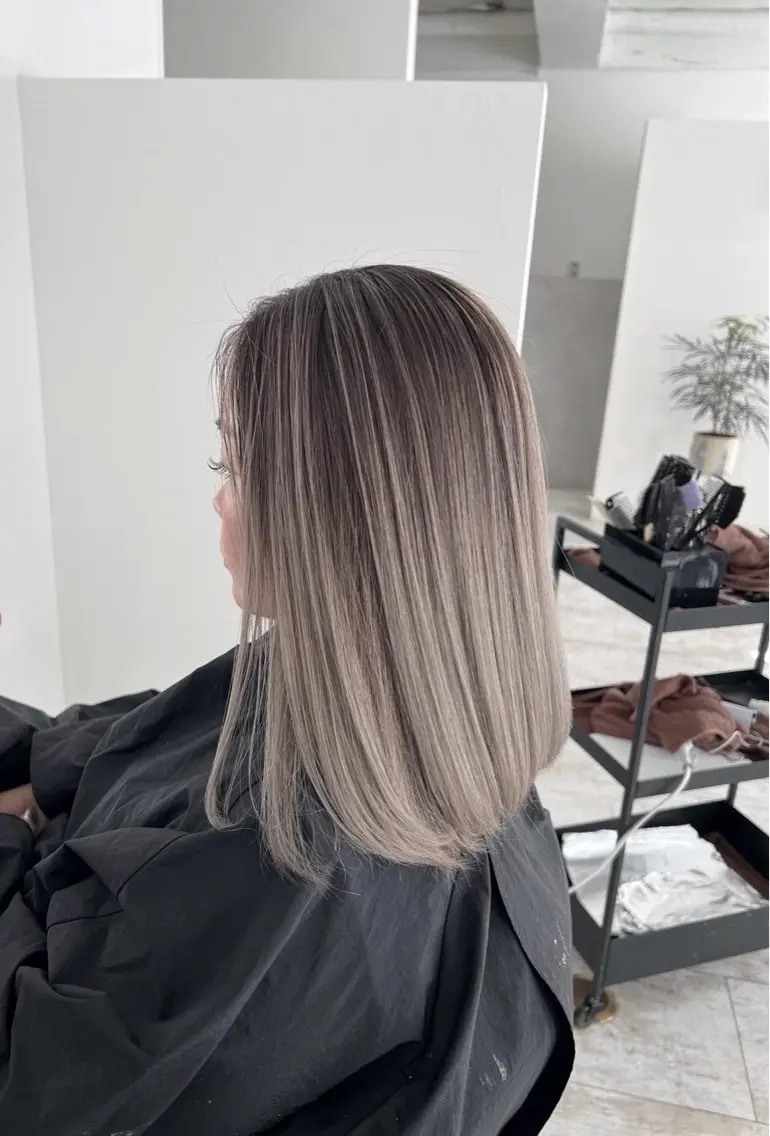 ミディアム カラー バレイヤージュ グレージュ レイヤーカット 指名数No.1 /NAOYAのヘアスタイル