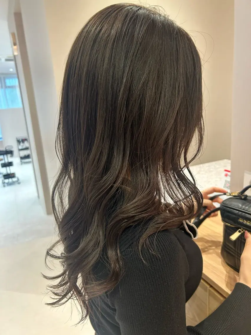 セミロング カラー グレージュ レイヤーカット 浅倉栞 /透明感カラーのヘアスタイル