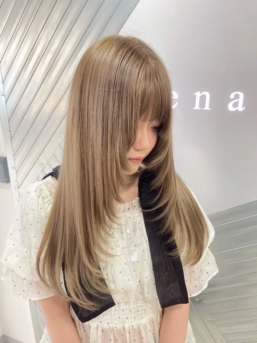 ロング レイヤーカット カット ヘアカラー Xena ria 衣織/ブリーチカラーのヘアスタイル