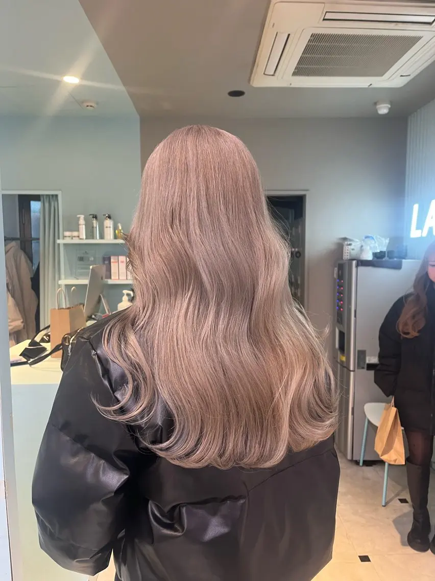 セミロング カラー ヘアカラー トリートメント ブリーチカラー 🩵MIZUKIのヘアスタイル