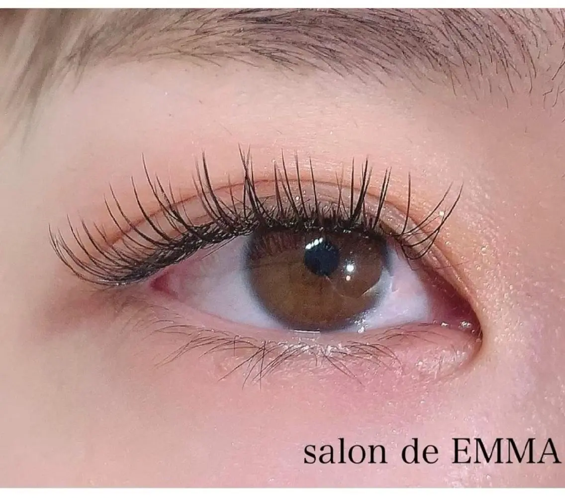 マツエク・マツパ カラーマツエク フラットラッシュ マツエク EMMA plus．のマツエク・マツパデザイン