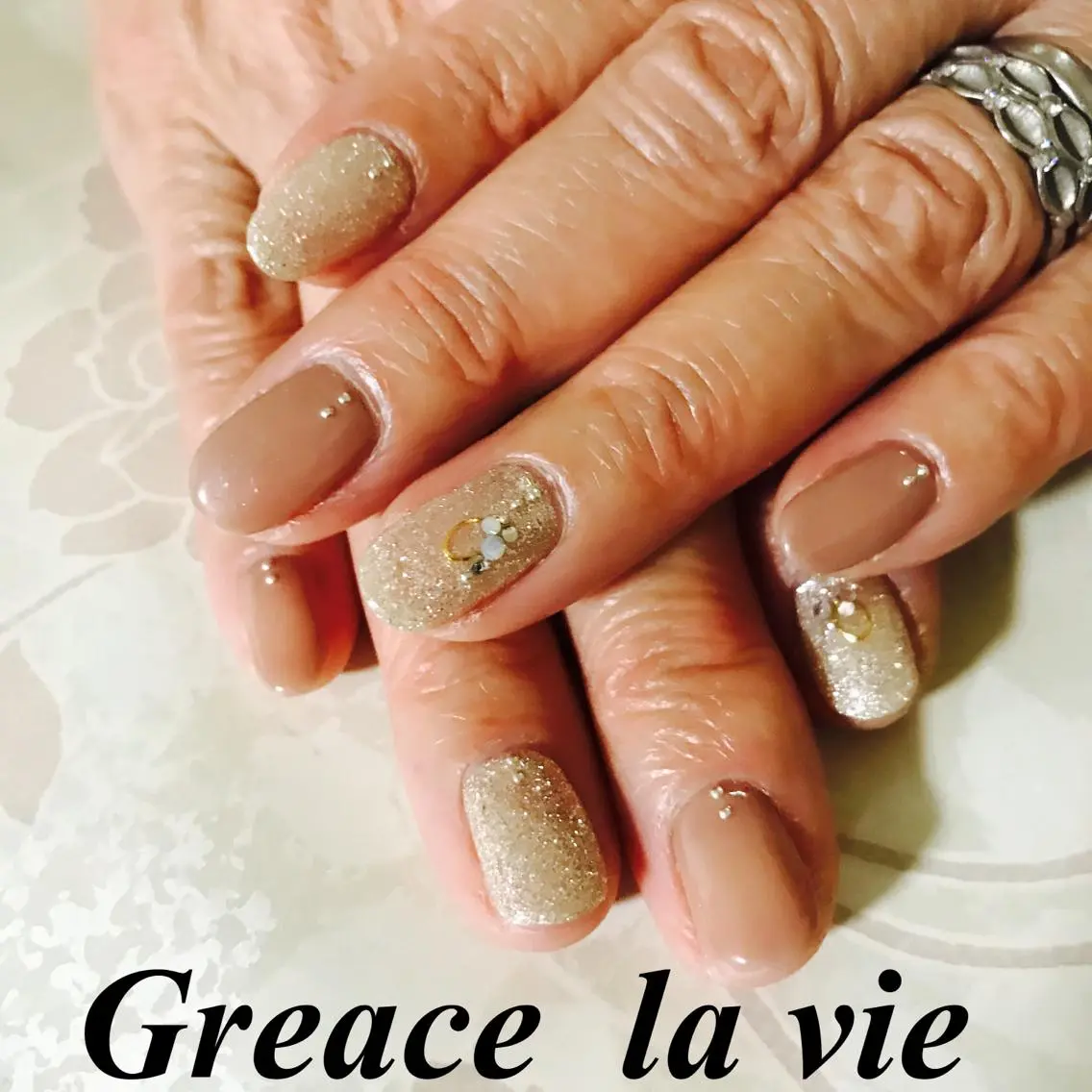 ミディアム カラー パーマ キッズ ネイル マツエク・マツパ ベージュカラー シンプルネイル Greace  la vieのネイルデザイン
