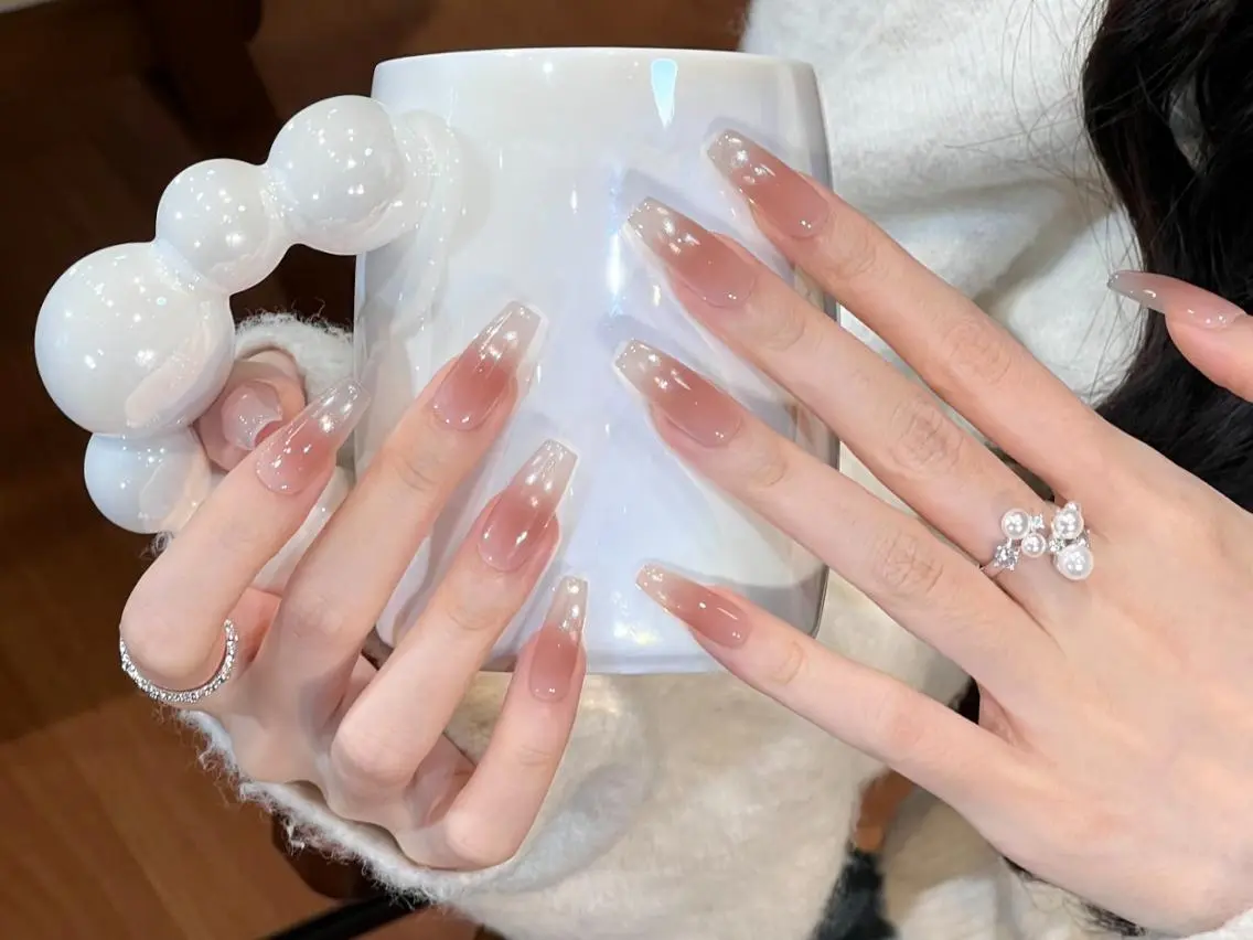 ネイル フラワーネイル ジェルネイル ガーリー ホログラムネイル ミディアムネイル ハンドネイル ハンドケア 🤍Nana 🤍のネイルデザイン