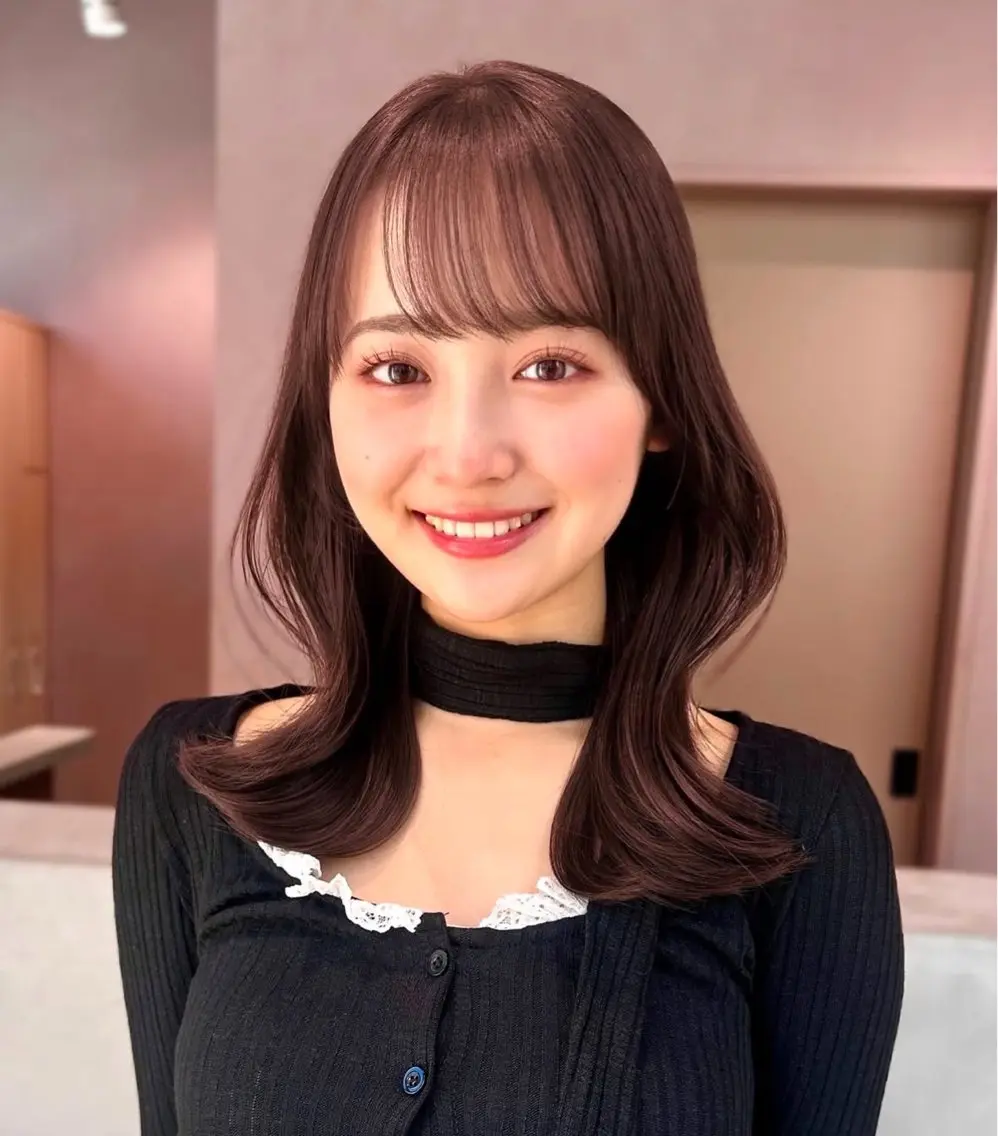 ミディアム レイヤー・カット モデル・透明感カラーのヘアスタイル