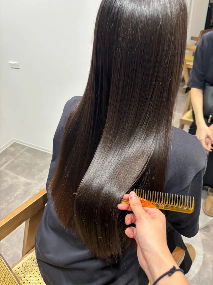 ロング 髪質改善 ロング トリートメント トリートメント 響 インナーカラー イヤリングカラーのヘアスタイル