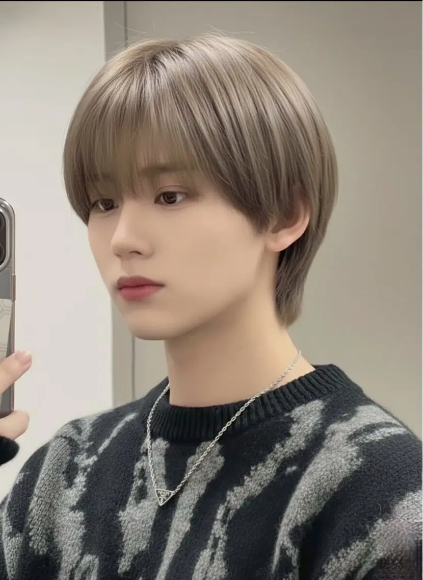 ショート カラー メンズ センターパート メンズハイトーン メンズ韓国風 ベージュカラー 透明感カラー ヘアカラー 水上 大誠のヘアスタイル