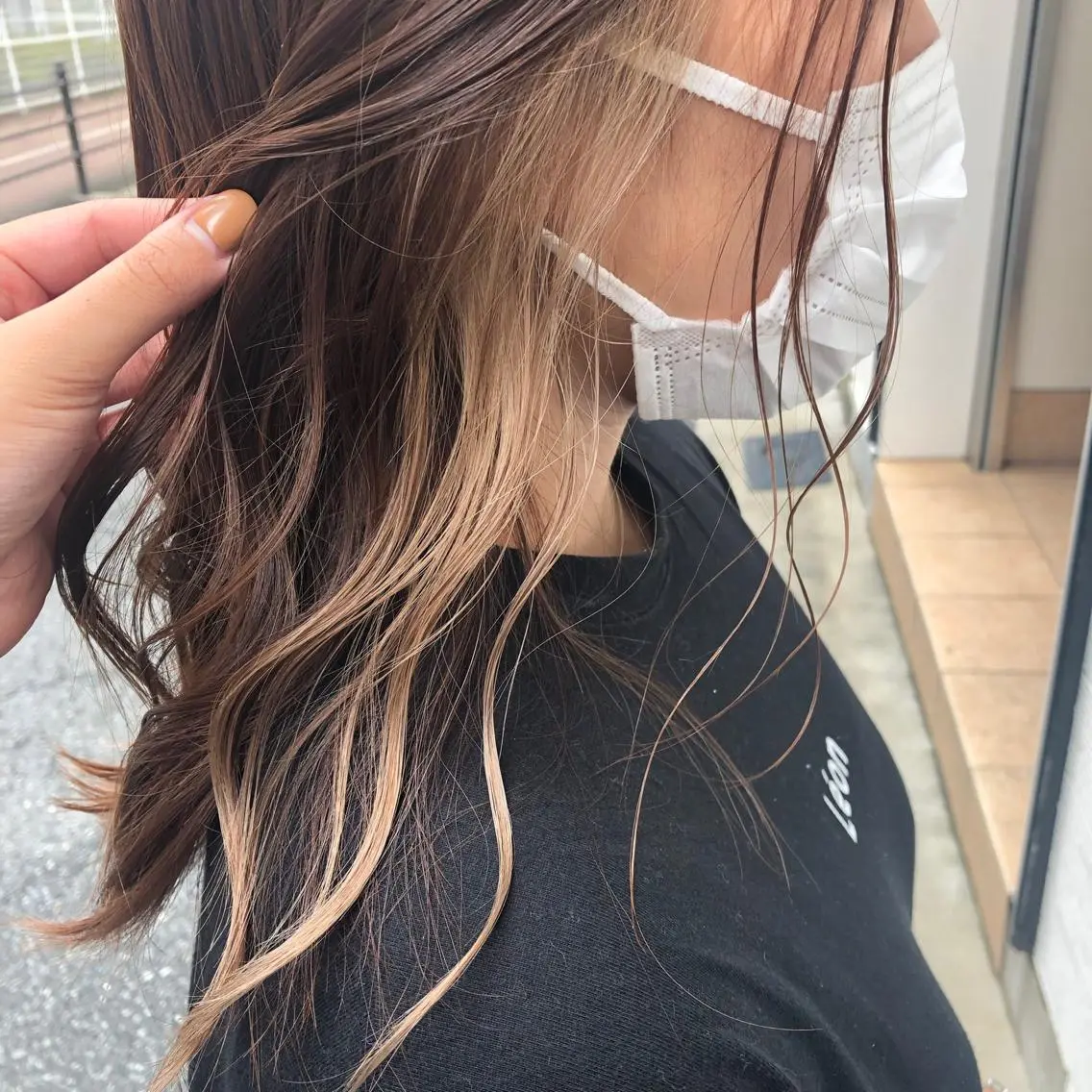 セミロング カラー ベージュカラー イヤリングカラー ，comma momoka🪄のヘアスタイル