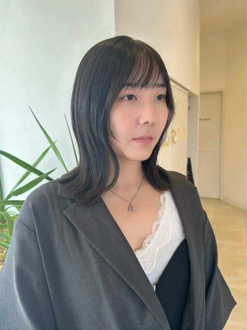 ミディアム ミディアムレイヤー レイヤーカット 外ハネヘア カット ヘアカラー トリートメント 間水 和樹のヘアスタイル