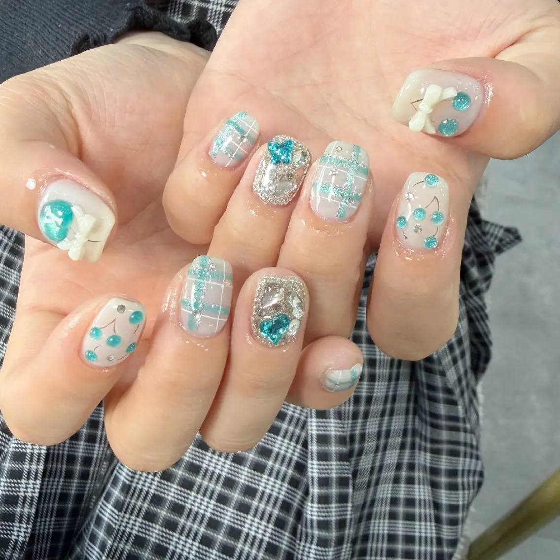 ネイル チークネイル フレンチネイル ジェルネイル ガーリー キラキラネイル ハンドネイル UM Nail Salonのネイルデザイン